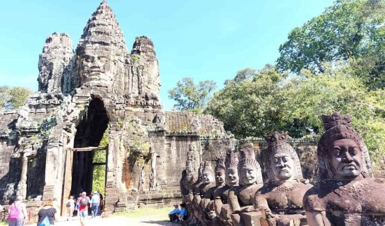 3 faces entrance