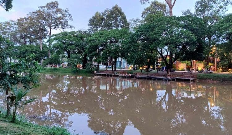 Cambodia travel tips, relaxing by the Siem Reap River